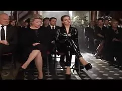 Với bộ ngực mình với ...