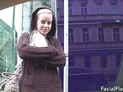 J-cô gái tóc vàng là ...