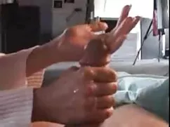 Cô gái xinh đẹp với  ...